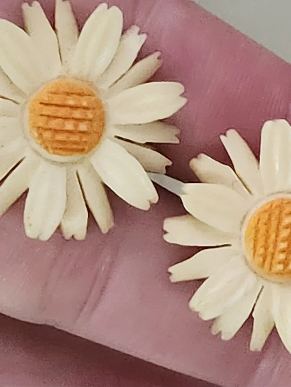 White and Yellow Daisy Screw Back Earrings - Vintage